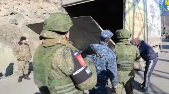 Kəlbəcərə gedən Azərbaycan maşınlarını ruslarla birgə ermənilər yoxlayır - SENSASİON VİDEO 