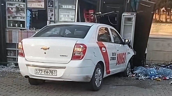 Qəza törədərək köşkə çırpılan “Yango” taksi bloklandı - AÇIQLAMA - VİDEO