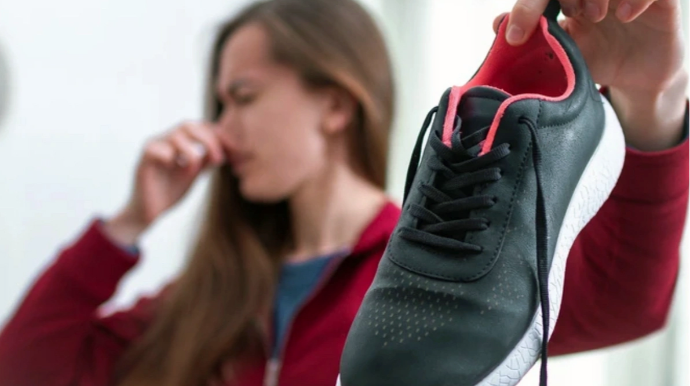 Ayaqqabıdan gələn qoxudan 1 məhsulla qurtulun