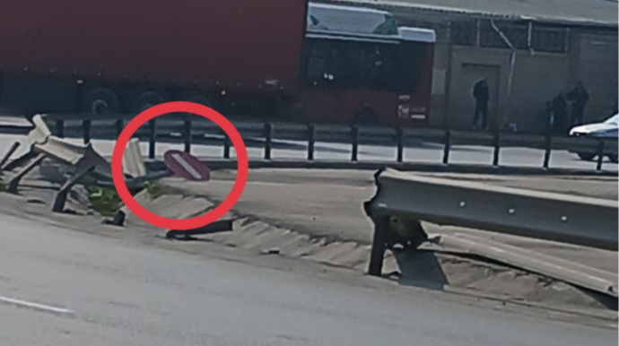 В Баку сломанный дорожный знак месяц не ремонтируется - ВИДЕО 