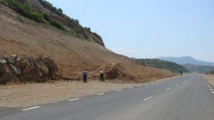 Kəlbəcərdə "Niva" yoldan çıxaraq aşıb, 3 nəfər xəsarət alıb 