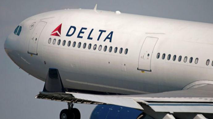 Qəribə hadisə: Sərnişin təyyarə havada olarkən pilotların kabinetinə girməyə çalışdı  - VİDEO