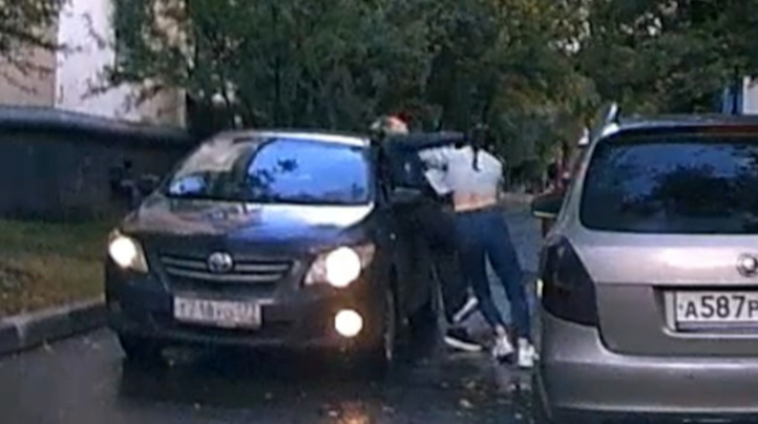 Yolu bölüşə bilməyən iki qadının əlbəyaxa döyüşü - VİDEO