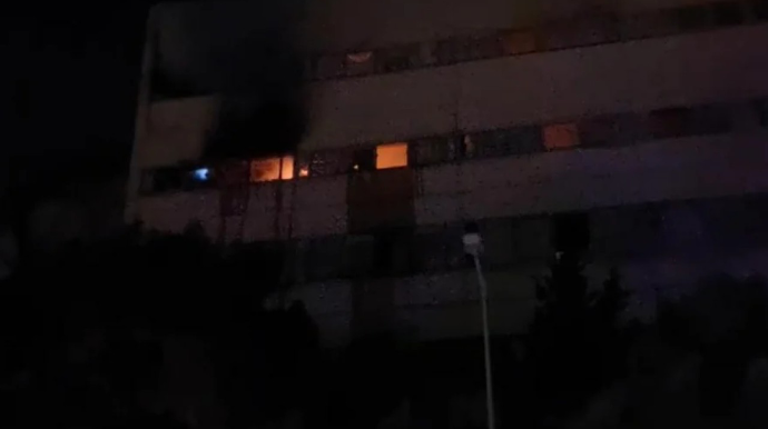 В Баку в жилом доме произошел пожар 