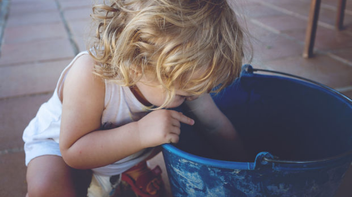 Rusiyada bağçada uşaq xlor çəninə yıxılıb   - VİDEO