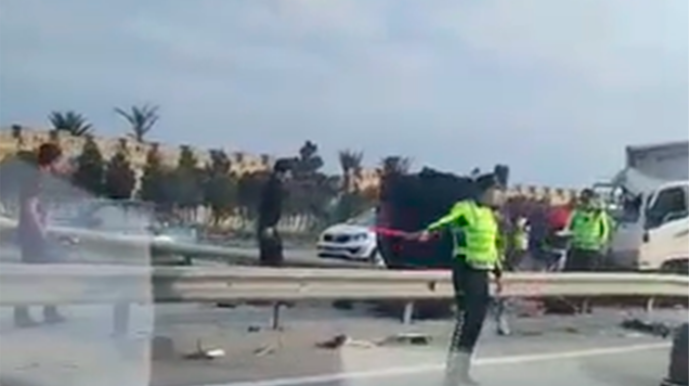 Qaradağda avtomobil yük maşını ilə toqquşdu, yaralılar var   - VİDEO