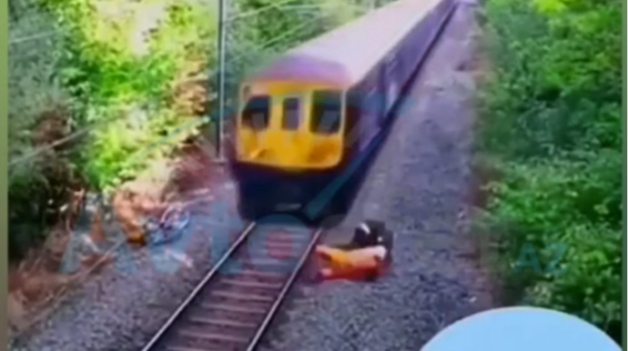 Qatar yolunda işləyən şəxsi ölümdən belə xilas etdilər  - VİDEO