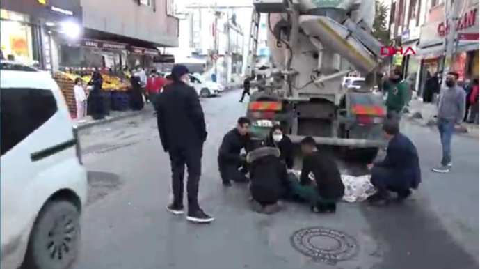 Əlil gənc betonqarışdıran maşının altında qaldı - dəhşətli  - VİDEO