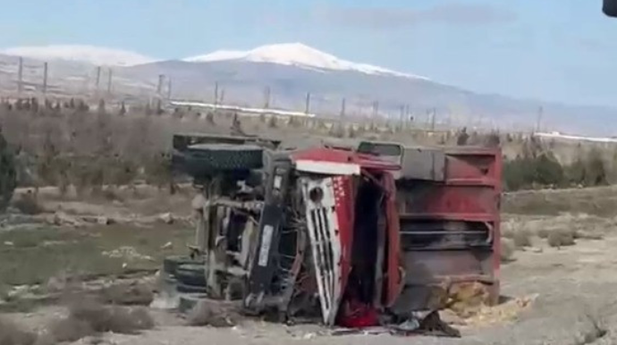 Bakı-Quba yolunda yük maşını aşıb - FOTO 