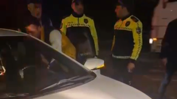 Şəhid övladının sükan arxasında halı pisləşdi, köməyə yol polisləri gəldi - VİDEO