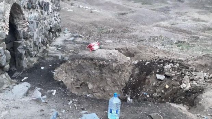 Azərbaycanda ŞOK CİNAYƏT:  Alban məbədindən qızıl çıxartmaq istədilər - FOTO 