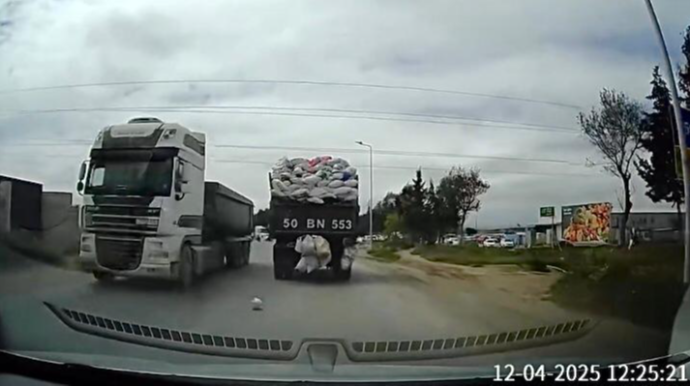 Özündən böyük yük daşıyan maşın yellənə-yellənə gedib təhlükə saçdı   - VİDEO