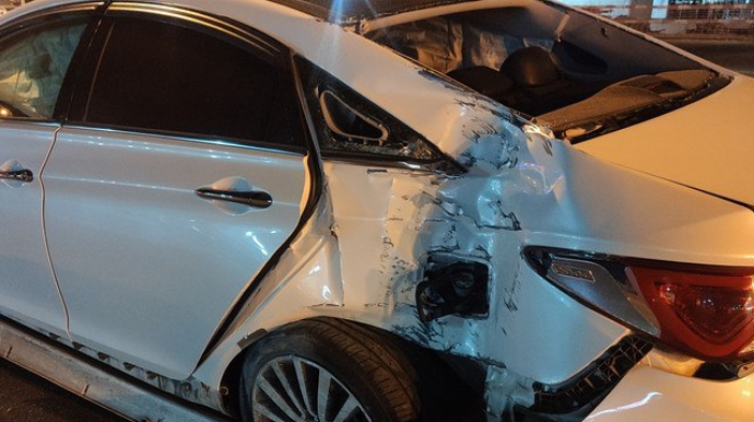 В Баку автомобиль врезался в фонарный столб  - ВИДЕО - ФОТО