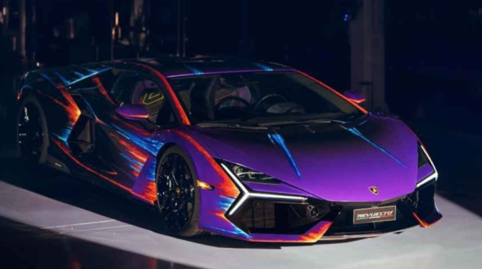 Lamborghini şirkəti Revuelto superhibridinin art versiyasını təqdim edib