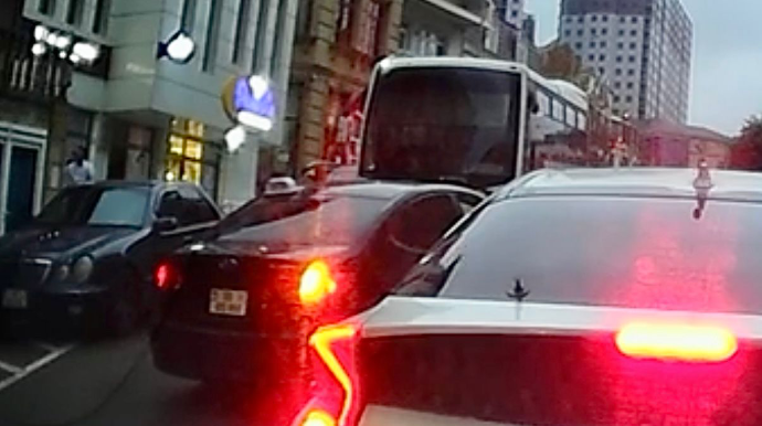 Əks yola çıxan “Hyundai” avtobusu görüb çıxılmaz vəziyyətə düşdü - VİDEO