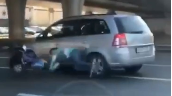 Uşaq arabasıyla yolu keçdi, avtomobilin altında qaldı - ŞOK VİDEO 