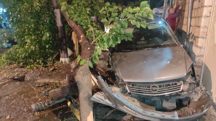 Gəncədə minik avtomobili evə çırpıldı - FOTO - YENİLƏNİB