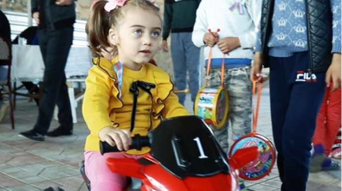 Gəncə terrorunda valideynlərini itirən üç yaşlı Xədicə nənəsinin himayəsinə verildi - VİDEO