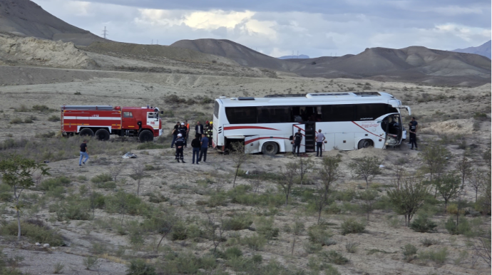 Naxçıvan-Bakı sərnişin avtobusu dərəyə aşıb, 16 nəfər xəsarət alıb - FOTO 