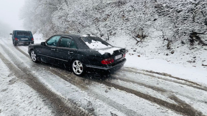 На дороге Баку - Шамахы - Евлах наблюдается обледенение - ФОТО