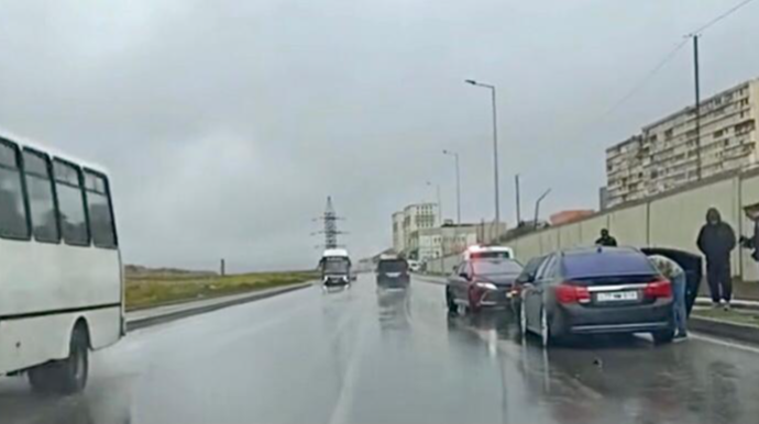 Suraxanıda zəncirvari qəza - 3 maşın toqquşdu    - VİDEO