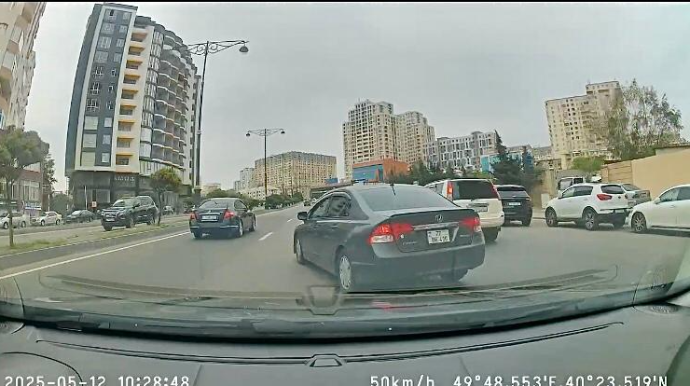 Yasamalda qayda pozan sürücü ard-arda qəza şəraiti yaratdı - 77-BE-436   - VİDEO