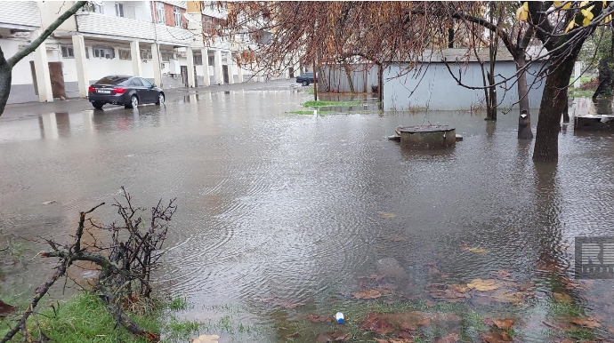 Lənkəranda yağışdan sonra mərkəzi küçələri su basdı, ərazi keçilməz oldu  - FOTO
