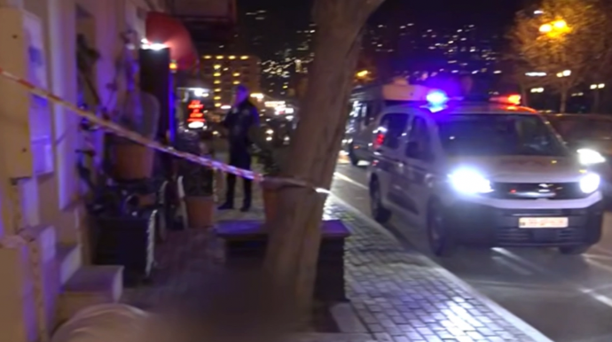 Bakıda küçədə halı pisləşən qadın öldü - VİDEO