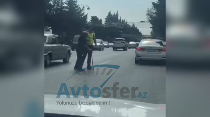 Yol polisi yaşlı kişinin həyatını təhlükədən qurtardı - VİDEO