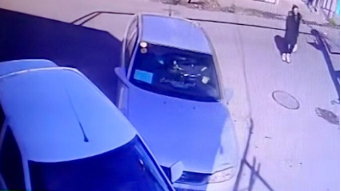 Sürücü geniş yolda park edilmiş “VAZ”ı vurub aradan çıxdı   - VİDEO