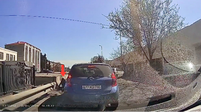 Bakıda yolu qaçaraq keçən məktəbli maşına çırpıldı   - ANBAAN VİDEO