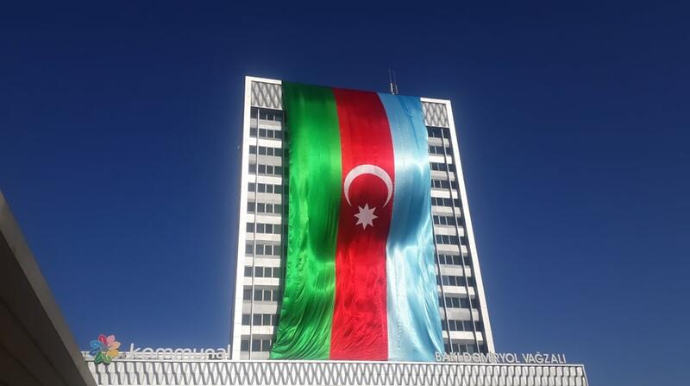 Bakının mərkəzində nəhəng bayraq asıldı - FOTO 
