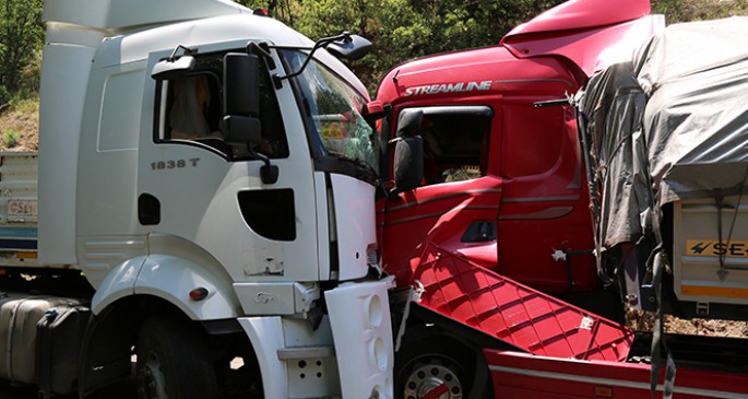 İki TIR toqquşdu: 7 yaralı - FOTO