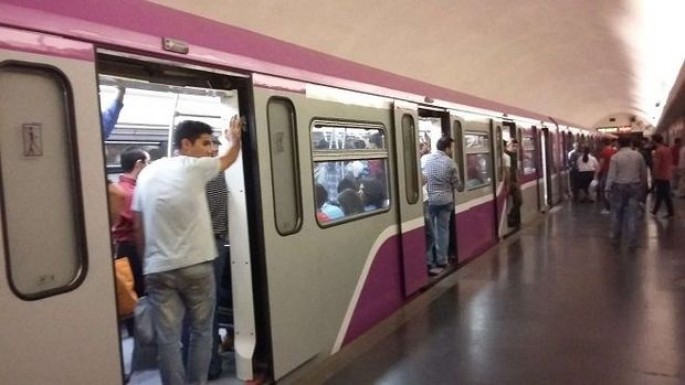 Bakı metrosunda həyəcanlı anlar                              - sərnişin özünü qatarın altına atıb