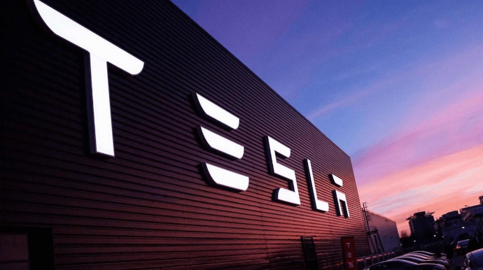 “Tesla”  tam əlahiddə avtomobil yaradır