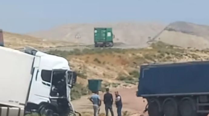 İki yük maşını toqquşdu - VİDEO 