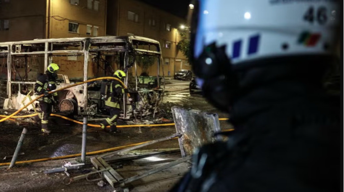 Polis reydində miqrantın ölümü iğtişaşa səbəb olub 