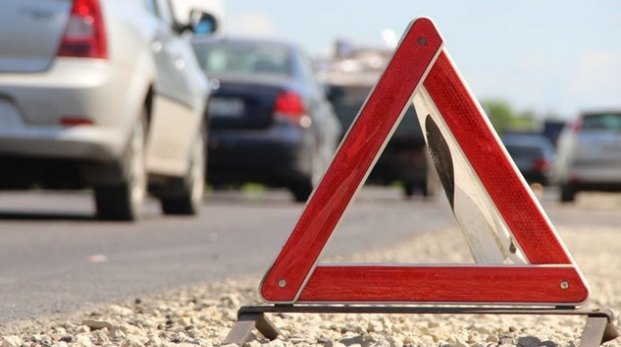 Ucarda yük maşını aşdı, xəsarət alanlar var - VİDEO