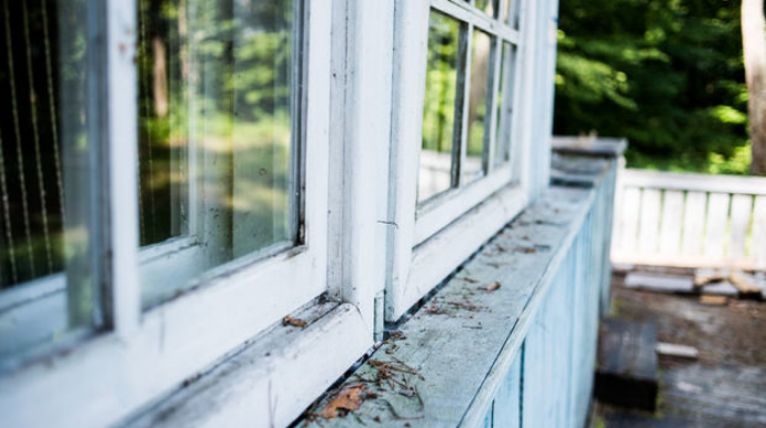 Azərbaycanda anası ölən gənc xəstəxananın şüşələrini sındırdı 