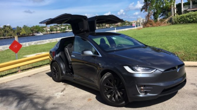 Электромобили "Tesla"  разрушаются на ходу и теряют управление  - ФОТО