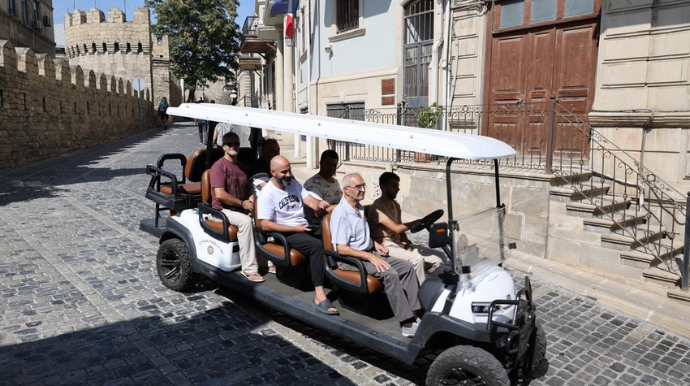 İçərişəhərdə səyahət avtobusları fəaliyyətə başladı - FOTO