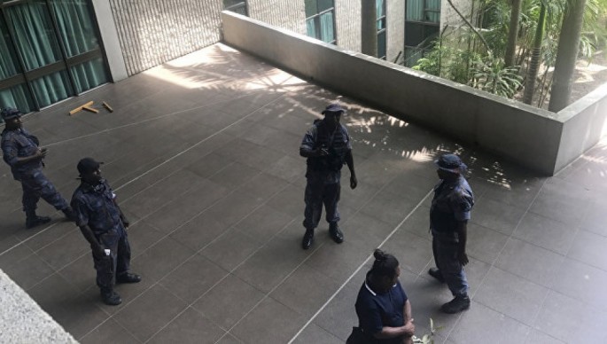 Polis işçiləri parlament binasına hücum ediblər