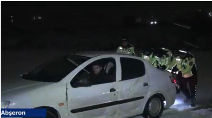 Abşeronun yol polisləri buzlu havada təhlükəsizliyi belə təmin etdi - VİDEO