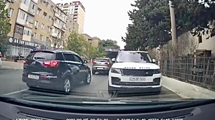 “Range Rover”i əks yolda park edib kobud qayda pozdu   - VİDEO