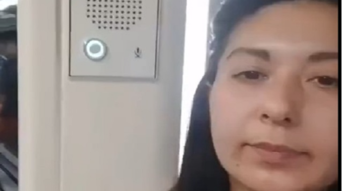 Metroda düymə ilə oynayan həmin qadın 200 manat cərimə edildi  - VİDEO