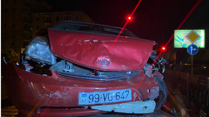 "Mercedes" qırmızı işıqda keçdi, "Toyota"ya çırpıldı   - FOTO - VİDEO
