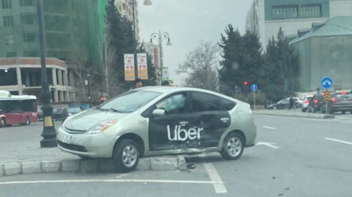 Bakıda taksi ilə "Mercedes" toqquşdu - VİDEO 