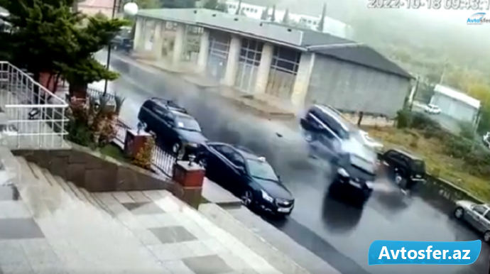 Şəkidə 7 avtomobiln toqquşduğu qəzanın görüntüləri yayıldı - "Mercedes GL" "uçur" - VİDEO