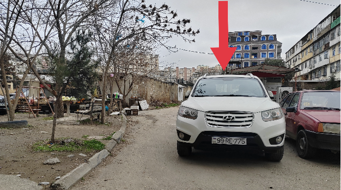 В Баку водитель припарковался посреди дороги и перекрыл путь жителям - ФОТО 