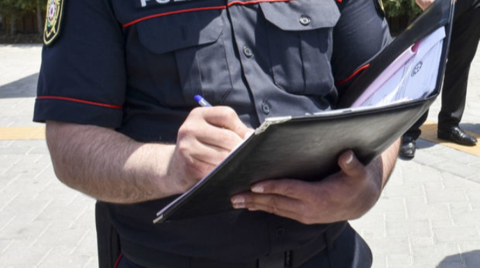 Bərdədə çay yatağından qanunsuz qum-çınqıl daşıyan vəzifəli şəxs cərimələnib   - FOTO